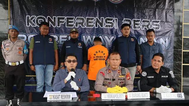 Kasatreskrim Polres Way Kanan, AKP Mangara Panjaitan saat jumpa pers pengungkapan kasus pungli yang viral di media sosial. Foto : (Istimewa).