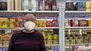 Pemilik toko suvenir Lee Hong-soi berdiri di tokonya di Makau pada 28 Desember 2022. Dia mengatakan bisnisnya menjadi lebih sepi akhir-akhir ini daripada sebelum aturan masuk dilonggarkan. Karena masuk ke Makau memerlukan hasil tes PCR negatif sebelum keberangkatan, banyak orang di China daratan tidak dapat berkunjung karena terinfeksi, katanya. (AP Photo/Kanis Leung)