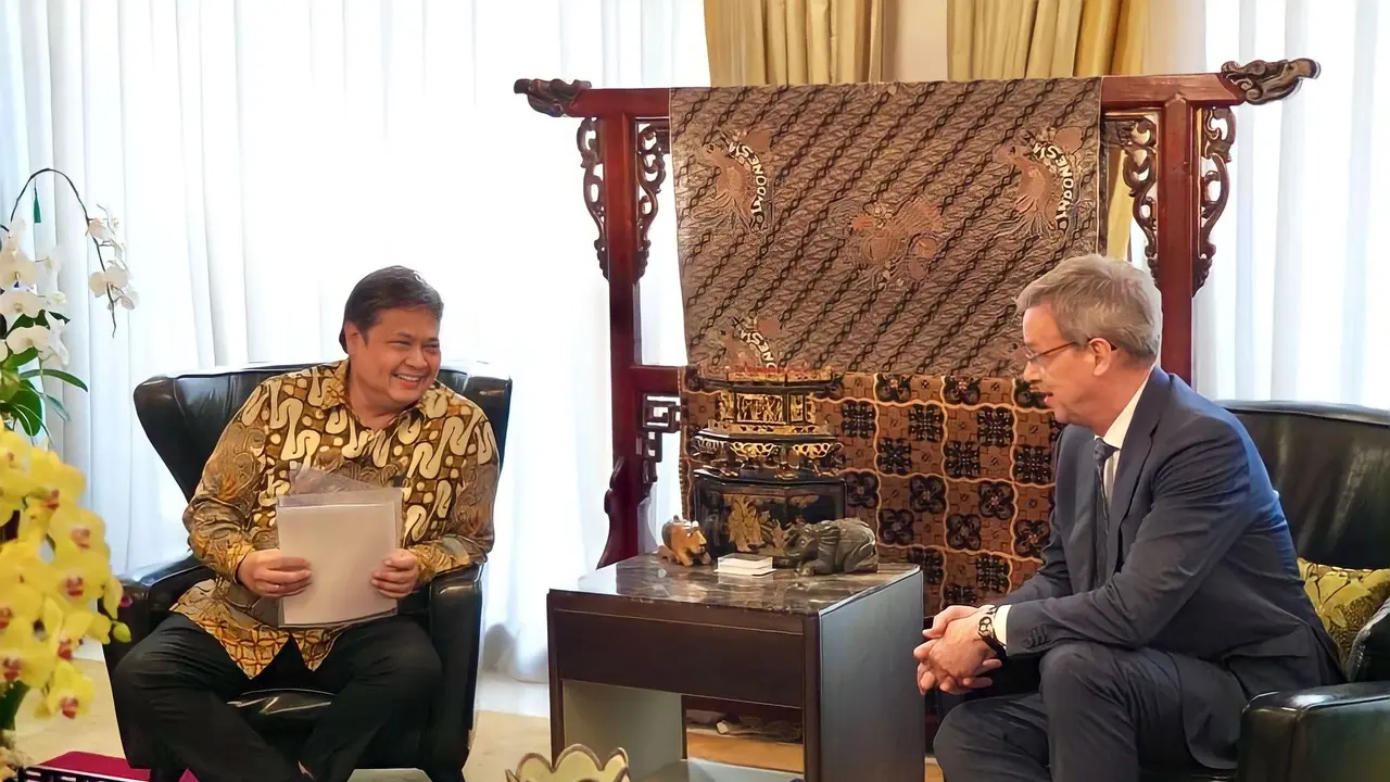 Menko Perekonomian Airlangga Hartarto sebagai Ketua Delegasi RI bertemu dengan Duta Besar Uni Eropa untuk Indonesia dan Brunei Darussalam, H.E Mr. Vincent Piket.