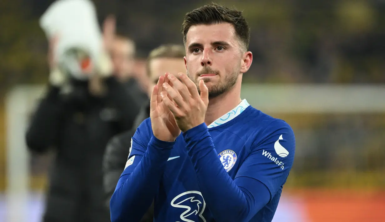 Gelandang Chelsea, Mason Mount memberi aplaus kepada suporter setelah berakhirnya laga leg pertama babak 16 besar Liga Champions 2022/2023 di Dortmund, Jerman (15/2/2023). Masih jadi bagian penting Chelsea dan masih menyisakan masa kontraknya satu tahun lagi, namun Mason Mount belum menemui kata sepakat dalam pembicaraan kontrak baru. Ia juga diprediksi akan meninggalkan Chelsea pada akhir musim 2022/2023 ini. (AFP/Ina Fassbender)