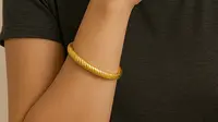 Gelang Bangle Satin &amp; Cuff Emas 24 Karat 5 Gram (Image by ChatGPT)
