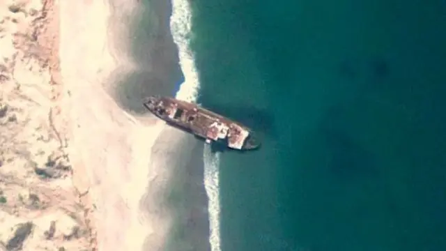 Penampakan kapal karam melalui Google Earth.