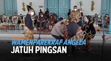 Wakil Menteri Pariwisata dan Ekonomi Kreatif Angela Tanoesoedibjo tiba-tiba jatuh pingsan saat menghadiri kirab prajurit keraton kasunanan Solo hari Sabtu (6/11).