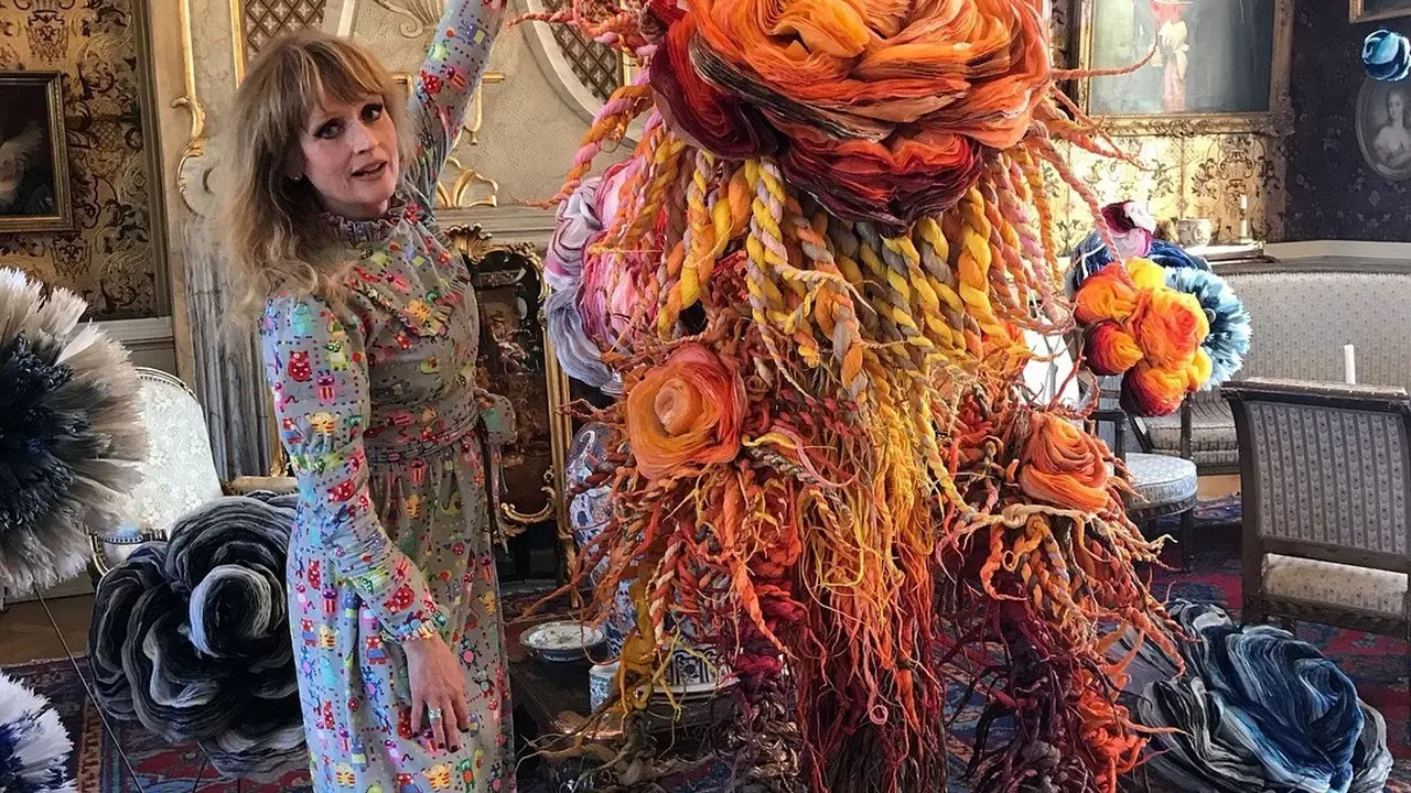 Bunga dari kertas tisu hasil karya Marianne Eriksen Scott-Hansen