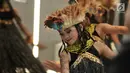 Seorang penari ambil bagian dalam Indonesia Menari 2018 di Grand Indonesia, Jakarta, Minggu (11/11). Sebanyak 1500 penari menari serentak di Grand Indonesia dengan konsep penggabungan tarian tradisional dan modern. (Merdeka.com/ Iqbal S. Nugroho)