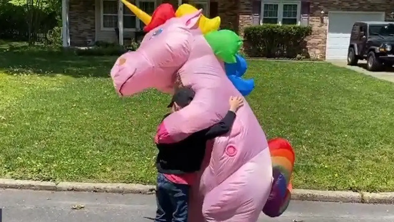 nenek gunakan kostum unicorn saat peluk cucu