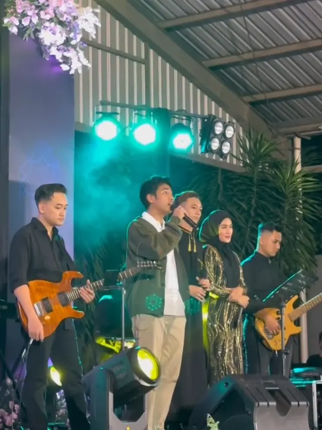 Potret Umi Pipik Hadiri Acara Bukber dengan Anak Yatim, Abidzar dan Bilal Kawal Bak BodyguardPotret Umi Pipik Hadiri Acara Bukber dengan Anak Yatim, Abidzar dan Bilal Kawal Bak Bodyguard