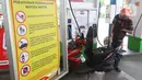 Pengendara motor mengisi bahan bakar di SPBU kawasan Jakarta, Senin (27/12/2021). Pemerintah berencana untuk menghapus Bahan Bakar Minyak (BBM) jenis Premium dan Pertalite dari peredaran secara bertahap dalam rangka peralihan penggunaan energi bersih. (Liputan6.com/Angga Yuniar)