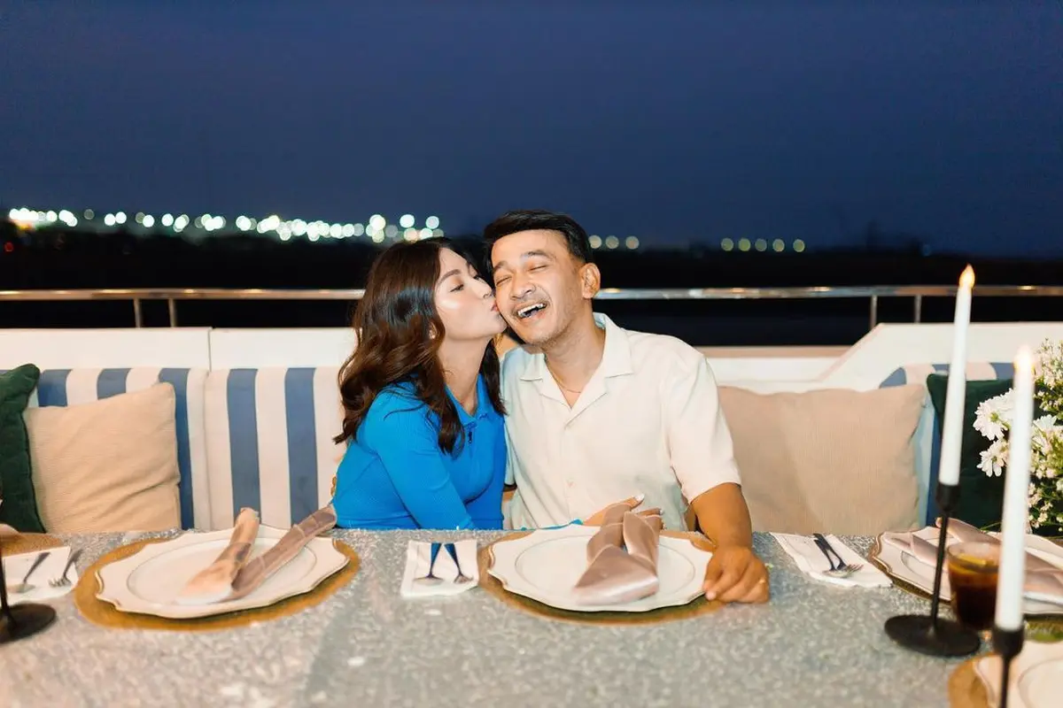 8 Gaya Kompak Ruben Onsu dan Sarwendah Rayakan Anniversary Pernikahan Bersama Keluarga di Kapal Phinisi