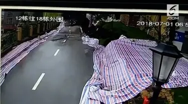 Jalanan sepanjang 50 meter di China ambruk disebabkan hujan badai yang terus mengguyur.