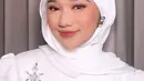 Wajahnya dipoles dengan blush on coral di kedua tulang pipinya. Lipstik glossy pink di bibirnya. Dan eyeshadow coral shimmer di matanya.  [@bynauramakeup]