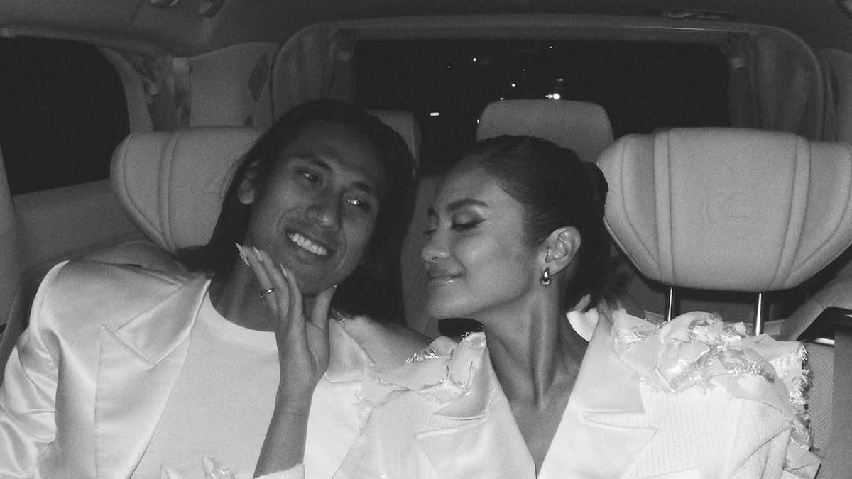 Gaya Serasi Hana Malasan dan Sean Gelael Hadiri Show Harry Halim, Kenakan Outfit Serba Putih Bak Baju Pengantin