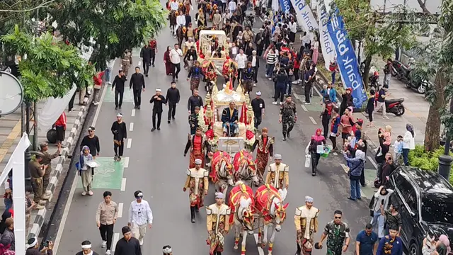 Gubernur Dedi Mulyadi bersama kepala daerah kabupaten/kota se-Jawa Barat melakukan kirab HUT Jabar ke-80 dari Gedung Merdeka ke Gedung Sate, Kota Bandung.