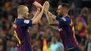 Gelandang Barcelona, Andres Iniesta, keluar diganti Paco Alcacer saat melawan Real Sociedad pada laga La Liga Spanyol di Stadion Camp Nou, Barcelona, Minggu (20/5/2018). Dirinya berpisah dengan klub yang 22 tahun telah dibela. (AFP/Lluis Gene)