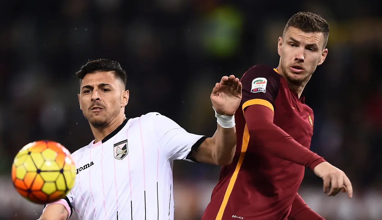 Pemain AS Roma, Edin Dzeko (kanan), berebut bola dengan pemain Palermo, Luca Rigoni, dalam lanjutan Serie A Italia di Stadion Olimpico, Roma, Senin (22/2/2016) dini hari WIB. (AFP/Filippo Monteforte)