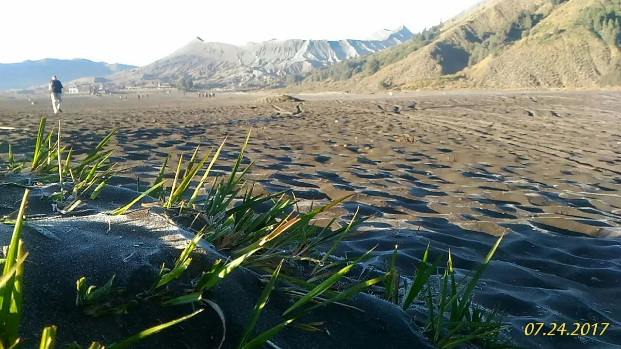 Fenomena Langka, Lautan Pasir Gunung Bromo Kini Berselimut Salju