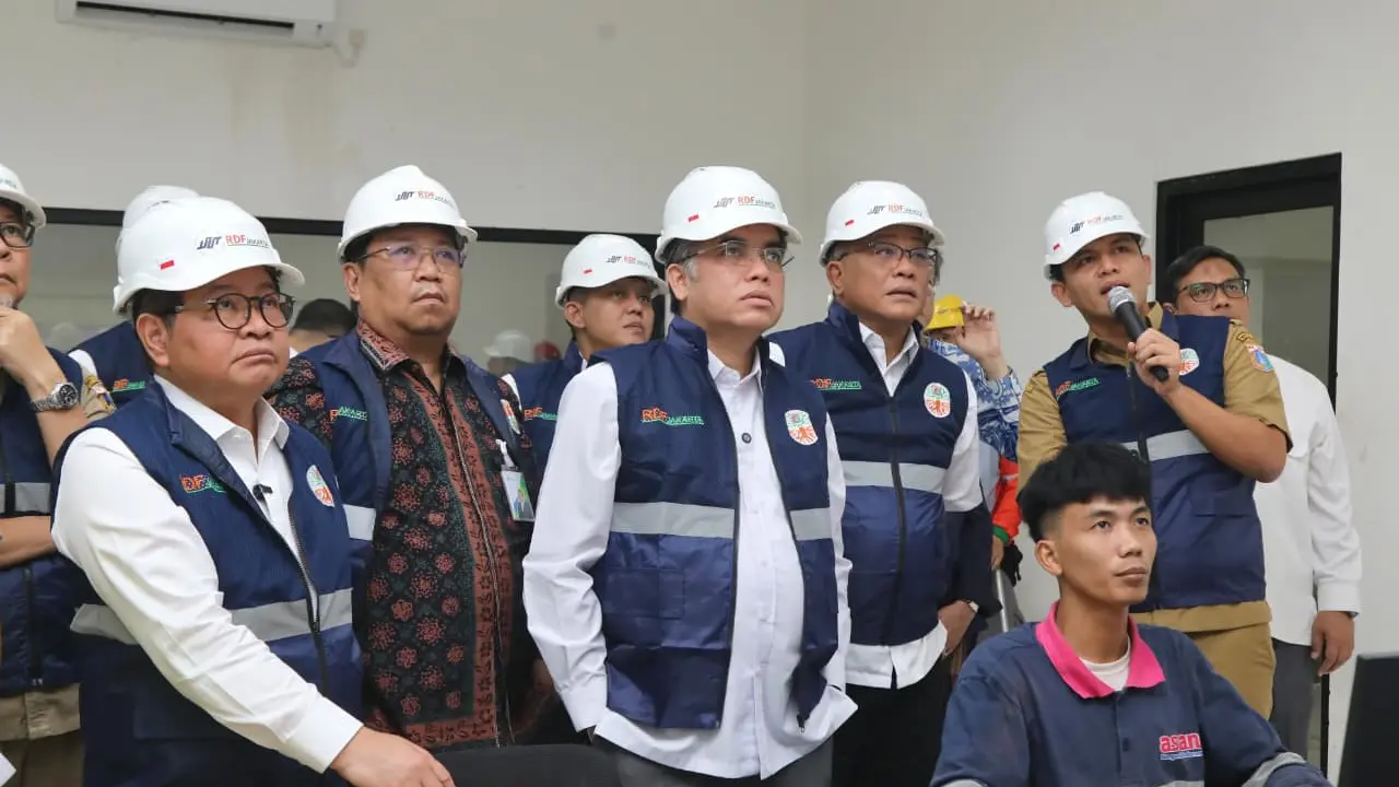 Menteri Ketenagakerjaan Yassierli dalam acara Aksi Kolaborasi Peluncuran Pelindungan Sosial bagi Pekerja Informal Sektor Persampahan di Fasilitas RDF Rorotan, Jakarta Utara, Senin (10/8/2026). (Dok Kemnaker)