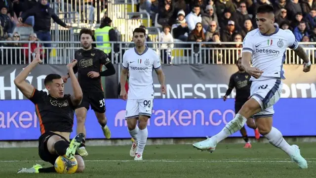 Jay Idzes (kiri) memblok tembakan Lautaro Martinez dalam laga Serie A antara Venezia dan Inter Milan, Minggu (12/1/2025) malam WIB. (c) Paola Garbuio/LaPresse via AP