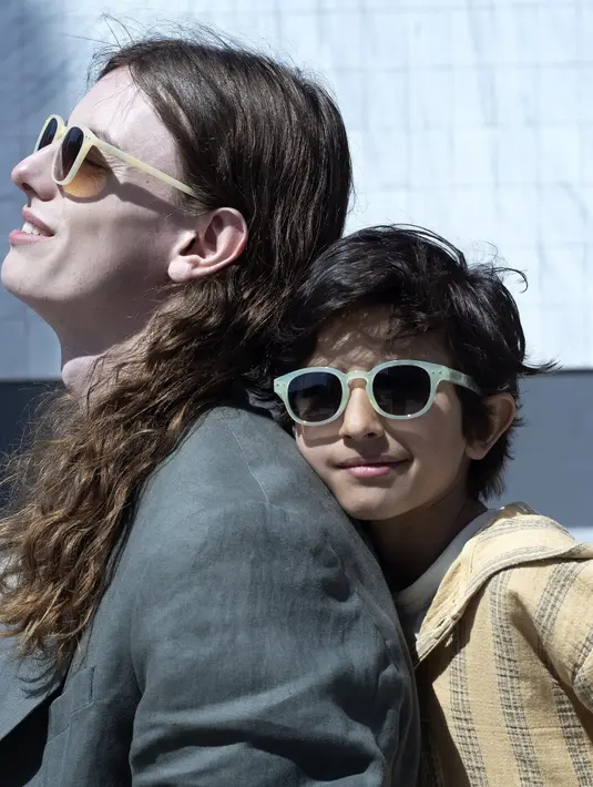 Izipizi Glossy Ivory bertekstur lilin yang membungkus bingkainya. Model ini memiliki efek cermin dan permukaan yang mengkilap. Foto: Document/Izipizi.