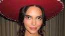 Bintang reality show itu menata rambut pirangnya menjadi dua kepang, yang dia tarik ke atas bahunya dari bawah topi cowgirl merah besar. (Instagram/Kendalljenner)
