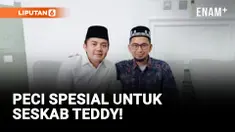 Seskab Teddy dapat Hadiah Peci dari Ustaz Adi Hidayat