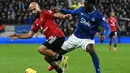 Berstatus tim tamu, Manchester United langsung mengambil inisiatif menyerang sejak awal laga. Tampak dalam foto, gelandang Manchester United asal Kamerun, Bryan Mbeumo (kiri), dihadang oleh gelandang Everton asal Inggris, Tim Iroegbunam, selama pertandingan pekan ke-27 Liga Primer Inggris 2025/2026 di Stadion Hill Dickinson, Liverpool, barat laut Inggris, Senin 23 Februari 2026 waktu setempat atau Selasa 24 Februari 2026 dini hari WIB. (Paul ELLIS/AFP)