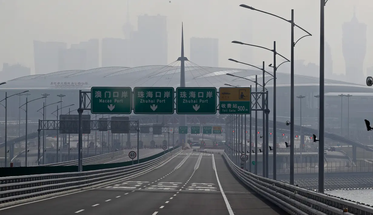 Suasana Jembatan Hong Kong-Zhuhai-Macau yang segera diresmikan di kota Zhuhai, China selatan, Rabu (28/3). Pemerintah China diketahui butuh waktu 14 tahun untuk merencanakan serta membangun struktur jembatan yang sangat besar itu. (AP Photo/Kin Cheung)
