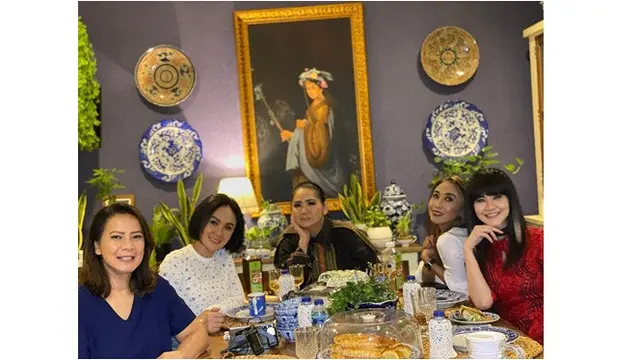 7 Potret Yuni Shara Bareng Geng Rumpies, Kompak Banget