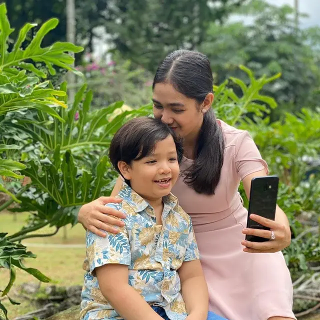 Jadi Ibu dan Anak di Sinetron, Ini 6 Kebersamaan Cut Syifa dan Radja Nasution