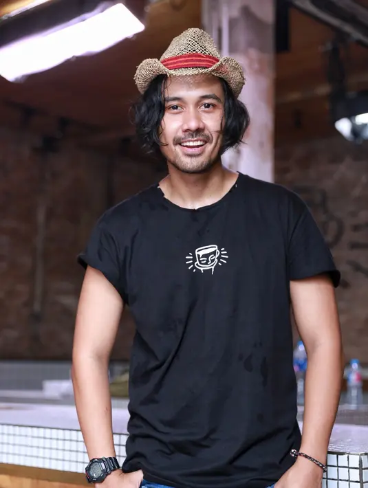 Sejak adanya Filosofi Kopi, profesi barista kian marak. Terutama di Indonesia bagian timur, tepatnya di Makassar jumlah barista kini sudah mencapai 500 orang. Hal ini tentu saja membuat Chicco merasa senang. (Adrian Putra/Bintang.com)