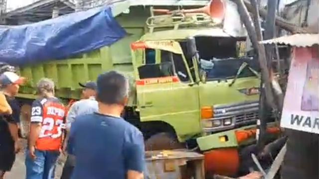 Truk Proyek Tol Bocimi Rem Blong Tabrak Gerobak Mi Ayam, Dua Orang Terluka