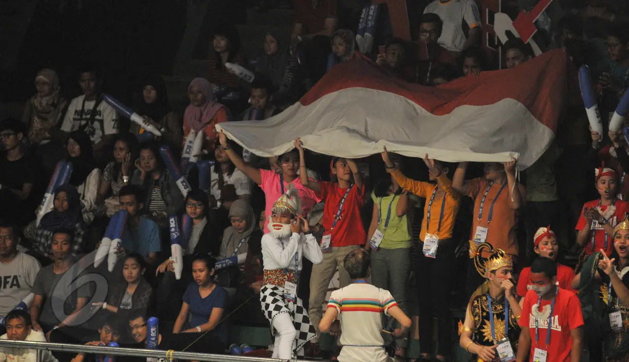Para suporter saat menyaksikan turnamen BCA Indonesia Open Superseries Premier 2015 di Gelora Bung Karno, Jakarta, Selasa (3/6/2015). Tommy menang 19-21 21-8 21-16. (Liputan6.com/Herman Zakharia)