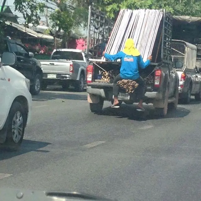 Jangan Ditiru, 6 Cara Nebeng Kendaraan yang Membahayakan Jiwa dan Raga