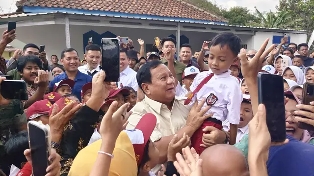 Menhan Prabowo Subianto disambut siswa sekolah dasar (SD) saat mendatangi Desa Suro, Kecamatan Kalibagor, Kabupaten Banyumas, Minggu (29/10/2023).