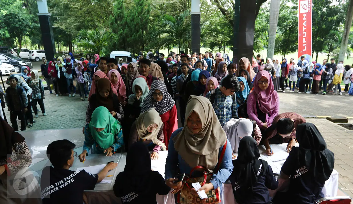 Sejumlah peserta melakukan resgistrasi pada hari kedua EMTEK Goes To Campus (EGTC) 2017 di Universitas Negeri Semarang, Jawa Tengah, Kamis, (6/4). Ini merupakan hari terakhir acara EGTC 2017 digelar di kota Semarang. (Liputan6.com/Yoppy Renato)