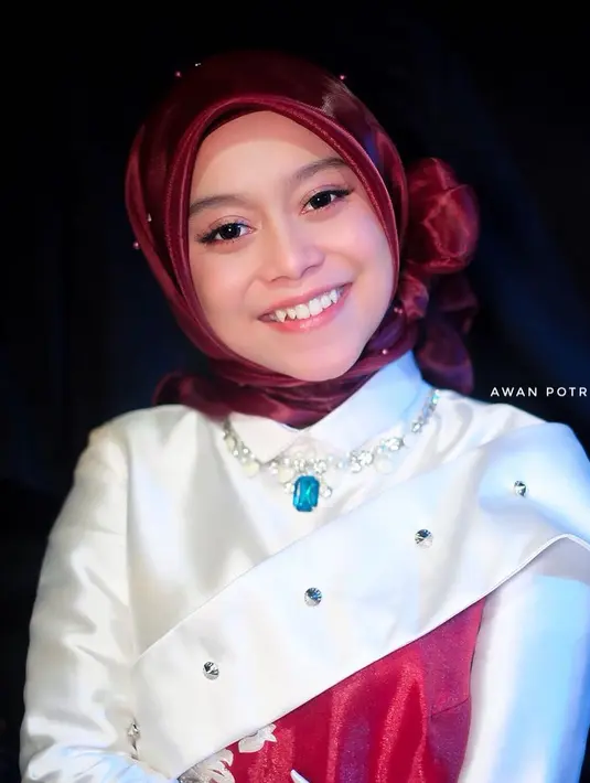 Di tahun 2019, Lesti tampak manis dengan hijab organza yang dibentuk pita di bagian samping. (Instagram/lestykejora).