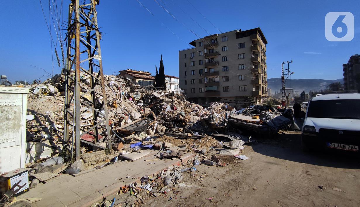 Kondisi bangunan yang runtuh akibat guncangan gempa berkekuatan magnitudo 7,8 yang menguncang Turki dan Suriah di kota Antakya, Provinsi Hatay, Turki, Sabtu (18/2/2023). Bangunan yang rubuh akibat gempa berkekuatan magnitudo 7,8 yang menguncang Turki dan Suriah pada 6 Februari dini hari lalu mayoritas adalah gedung apartemen. (Liputan6.com/Andry Haryanto)
