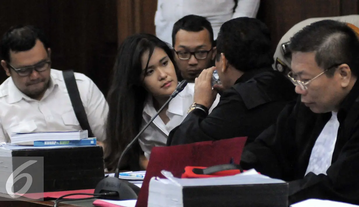 Jessica Kumala Wongso mendengarkan keterangan penasehat hukumnya saat sidang ke-24 di PN Jakpus, Kamis (22/9). Sidang tersebut menghadirkan Richard Bryan Collins sebagai saksi ahli Pathology Forensik dari Australia. (Liputan6.com/Helmi Afandi)