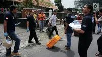 Polisi mengumpulkan barang bukti dalam oleh atempat kejadian perkara  (TKP) penyerangan Gereja Santa Lidwina Bedog, Trihanggo, Sleman, Yogyakarta, Minggu (11/2). (Liputan6.com/Arya Manggala)