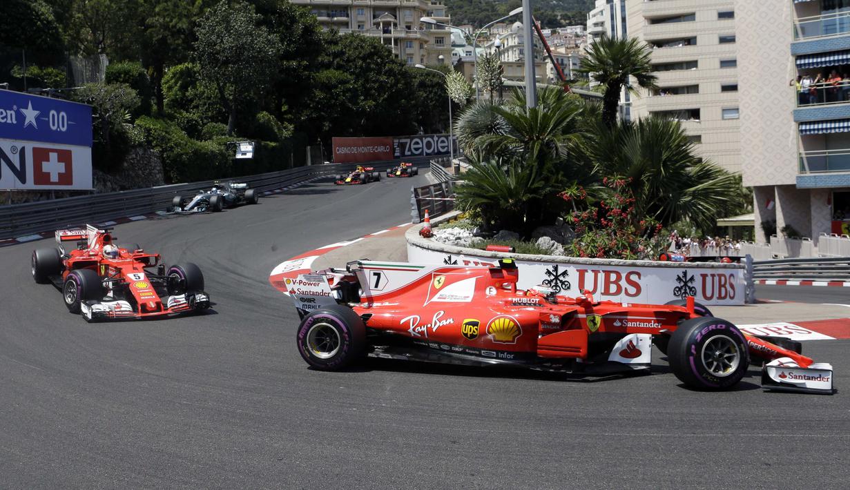 Kimi Raikkonen saat berada paling depan diikuti Sebastian Vettel pada balapan F1 GP Monako di Monte-Carlo, (28/5/2017). (AP/Claude Paris)