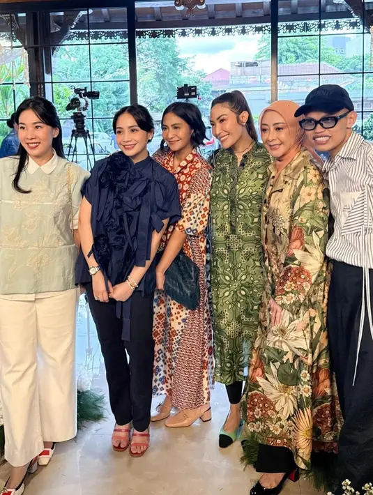 Nagita Slavina juga hadir mengenakan atasan navy dengan aksen pita besar. Dipadukan celana hitam panjangnya. Seperti biasanya, ia tampil dengan makeup minimalis. [@mrsayudewi]