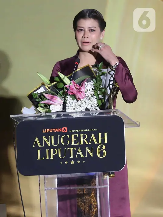 Chairwoman Asosiasi Energi Surya Indonesia (AESI) – Penerang Desa Terpencil dengan Energi Surya, Mada Ayu Habsari saat memberikan keterangan usai menerima Anugerah Perempuan Hebat 2025 kategori Energi Terbarukan pada ajang penghargaan tahunan Anugerah Liputan6 2025 di The Hall, Lantai 8 SCTV Tower, Senayan, Jakarta, Kamis (16/10/2025). (Liputan6.com/Helmi Fithriansyah)