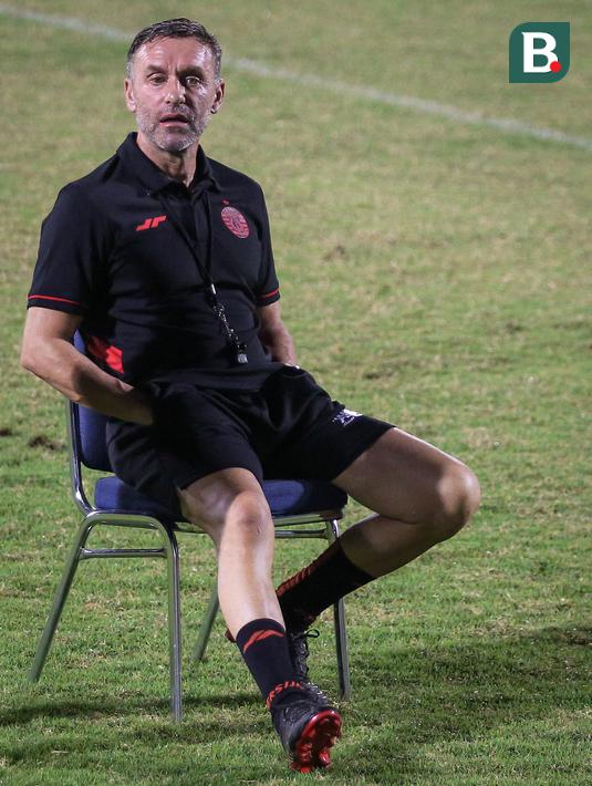 <p>Pelatih Persija Jakarta, Thomas Doll setelah menggelar latihan rutin yang berlangsung di lapangan latih 1, Jakarta International Stadium (JIS), Jakarta, Kamis (23/03/2023). (Bola.com/Bagaskara Lazuardi)</p>