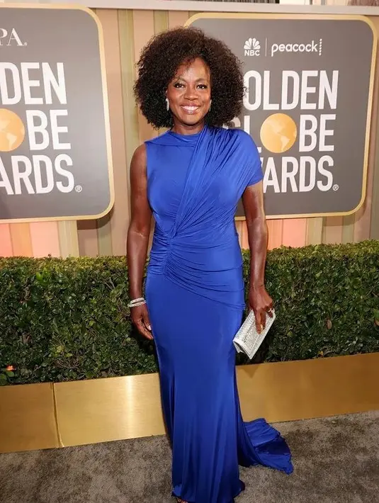 Viola Davis dengan rambut berteksturnya yang alami. Untuk red carpet Golden Globe 2023, Viola Davis tampil dengan rambut keritingnya yang natural dan bervolume. Foto: Instagram.