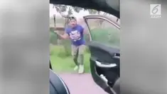 Untuk melakukan tantangan ini, biasanya kita harus keluar dari mobil yang berjalan sambil menari, diiringi lagu 'In My Feeling' dari Drake. Namun, seorang pria yang mencoba ikut tantangan ini tampaknya tak fokus sehingga ia tertabrak tiang.