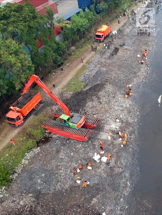 Foto aerial saat petugas melakukan gerebek sampah di Pesisir Teluk Jakarta, Cilincing, Jakarta Utara, Minggu (15/4). Kegiatan ini melibatkan 1.000 orang terdiri dari berbagai unsur masyarakat. (Liputan6.com/Arya Manggala)