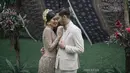 Pasangan selebriti, Syahnaz Sadiqah dan Jeje Govinda berpose mengenakan setelan kebaya dan jas saat melakukan sesi pemotretan prewedding. (Instagram/syahnazs)