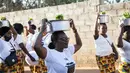 Anggota keluarga mempelai wanita mengantarkan makanan untuk mempelai pria dalam upacara Icilanga Mulilo di Lusaka, Zambia (5/9/2020/). Icilanga Mulilo, yang secara tradisional dipraktikkan oleh warga Zambia yang berbahasa Bemba, merupakan upacara sebelum pernikahan. (Xinhua/Martin Mbangweta)