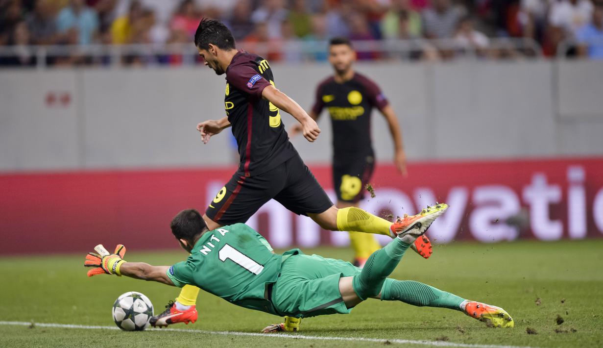 Pemain Manchester City, Nolito mencoba melewati kiper Steaua Bucharest, Florin Nita pada kualifikasi liga Champions di Stadion National Arena, Bucharest, Romania, Rabu, (17/8/2016) dini hari WIB. (AP/Andreea Alexandru)