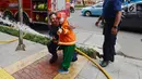 Petugas pemadam kebakaran berpose dengan anak TK saat mengajari cara memadamkan api di Jakarta, Kamis (21/3). Kegiatan ini bertujuan mengenalkan profesi pemadam kebakaran dan memberi pengetahuan proses pemadaman api kepada anak. (merdeka.com/Imam Buhori)